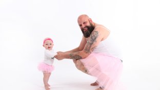 Evert poseert met zijn dochter in roze tutu's.