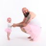 Evert poseert met zijn dochter in roze tutu's.