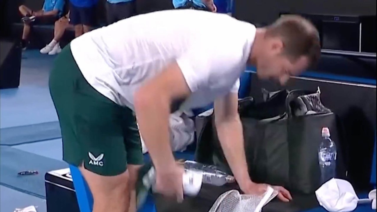andy murray cleans up rubbish court