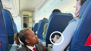 delta flugbegleiterin hält hand passagier verängstigt