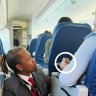 delta flugbegleiterin hält hand passagier verängstigt