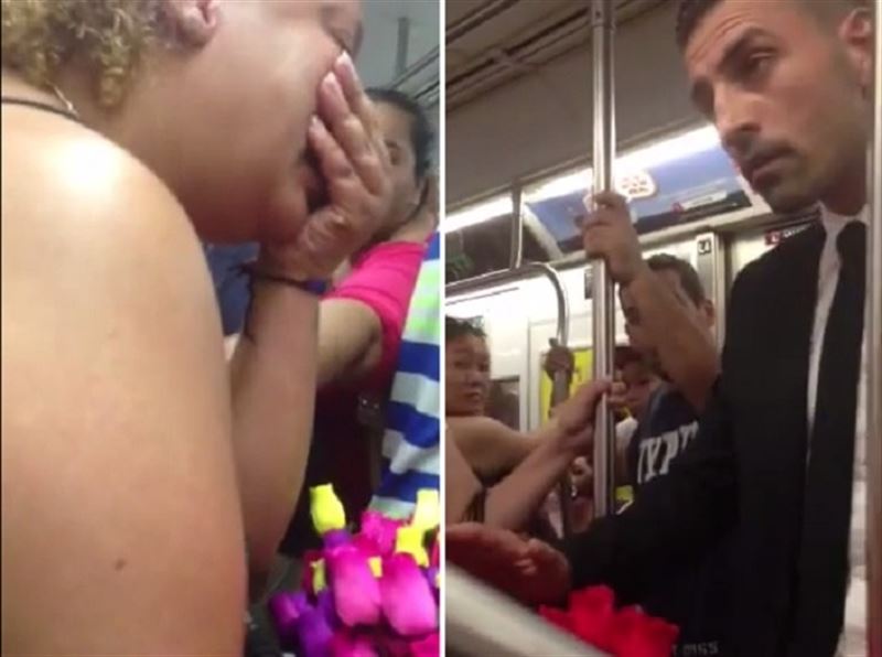 Este hombre, por ejemplo, le compró 140 rosas a esta mujer que vendía en el metro. Ella ni se lo creía!! Al final, el hombre le pagó pero no se llevó ninguna así que la mujer, emocionadísima, empezó a regalarlas en el metro.