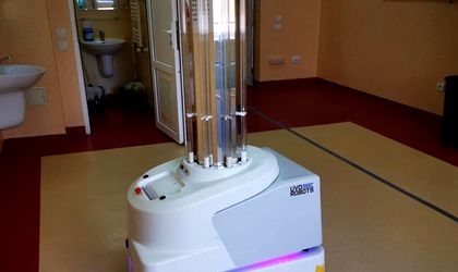 Een autonome desinfectie robot met een UVC-lamp voor het desinfecteren van grote ruimtes, is momenteel in gebruik in ziekenhuizen in China, Taiwan, Italië, het Verenigd Koninkrijk, Denemarken, Japan en de Verenigde Arabische Emiraten. De UVD Robot technologie is zeer effectief in het bestrijden van bacteriën, virussen, schimmels en andere ziekteverwekkers. De robot maakt gebruik van het UVC-lichtspectrum, is volledig autonoom, werkt dus zonder menselijke tussenkomst, en kan meerdere ruimten of operatiekamers zelfstandig desinfecteren. De robot heeft een hoge productiviteit en beschermt op deze manier het medisch personeel in ziekenhuizen.