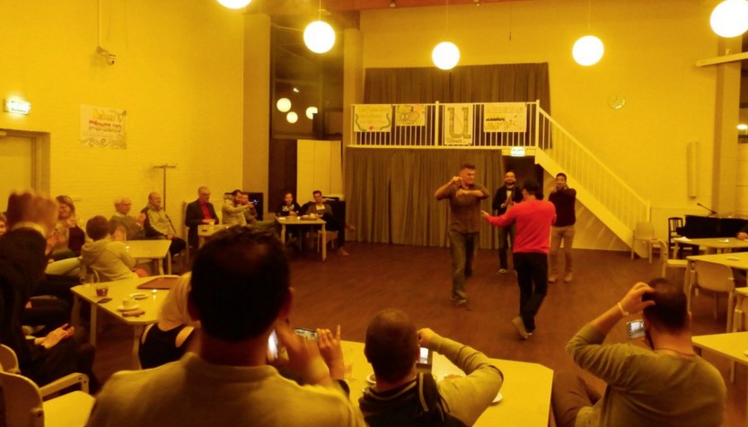 Door de Utrechtse vluchtelingen werd gezongen, gedanst en poëzie voorgedragen om de COA medewerkers te bedanken.