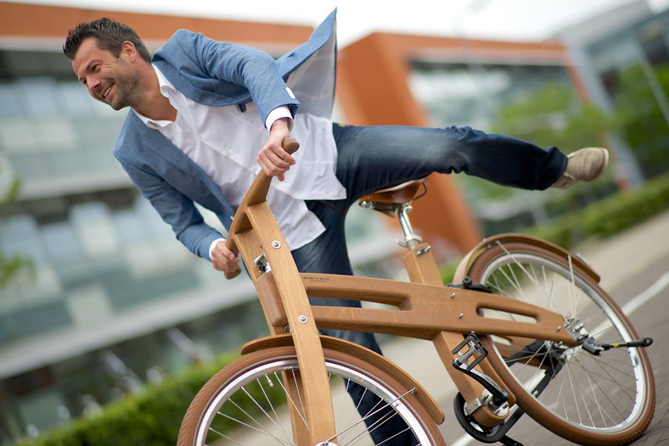 Montar en esta bicicleta de madera te conectará directamente con la naturaleza, incluso en las calles urbanas, dicen los diseñadores.