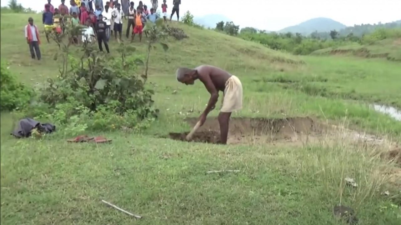 El ‘loco’ que cava durante dos décadas para traer agua a su árido pueblo