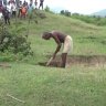 El ‘loco’ que cava durante dos décadas para traer agua a su árido pueblo