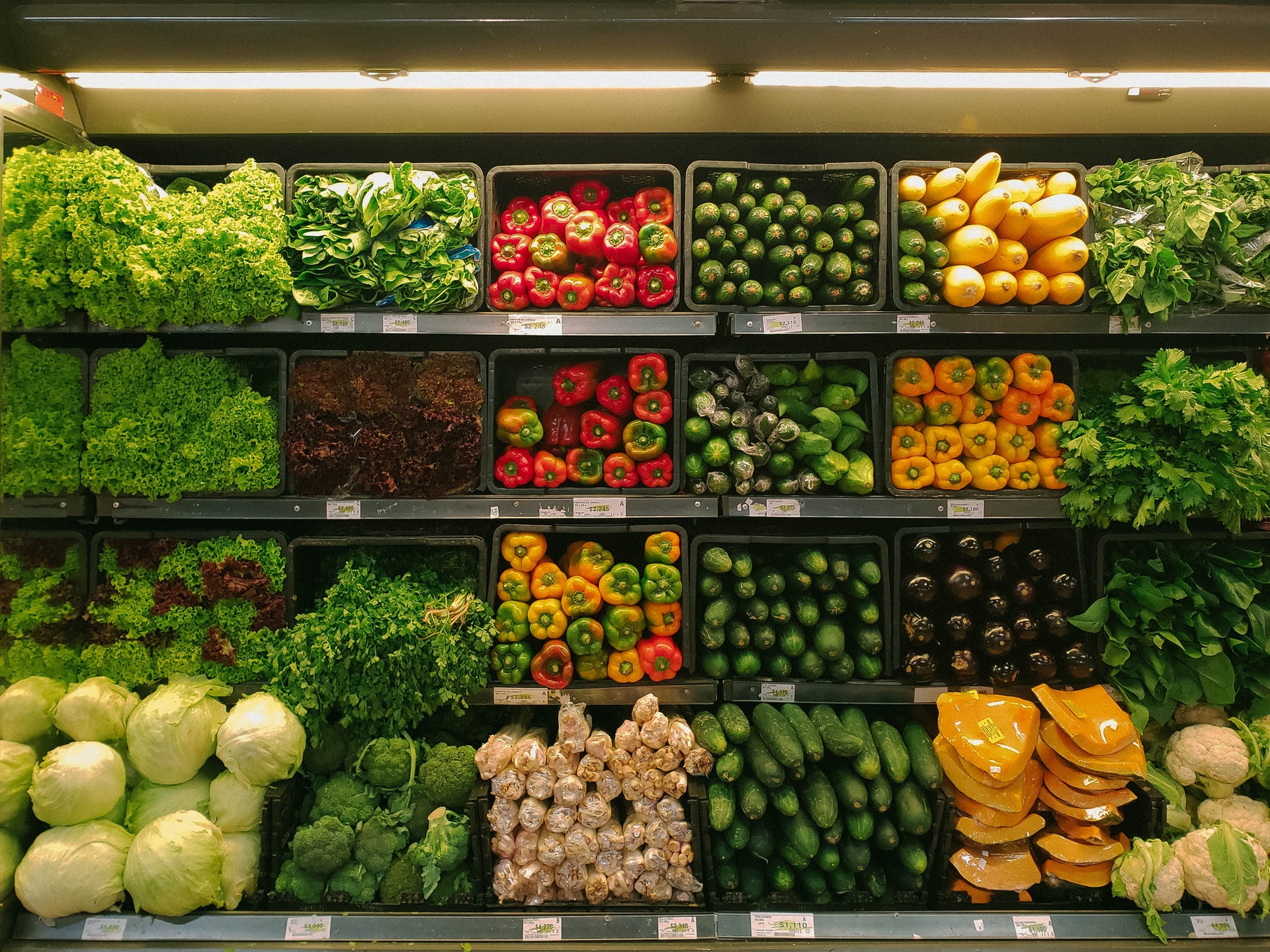 En 2023 estará prohibido vender frutas y verduras en envases de plástico en España, y las bebidas se ofrecerán en envases reutilizables en todos los establecimientos minoristas.