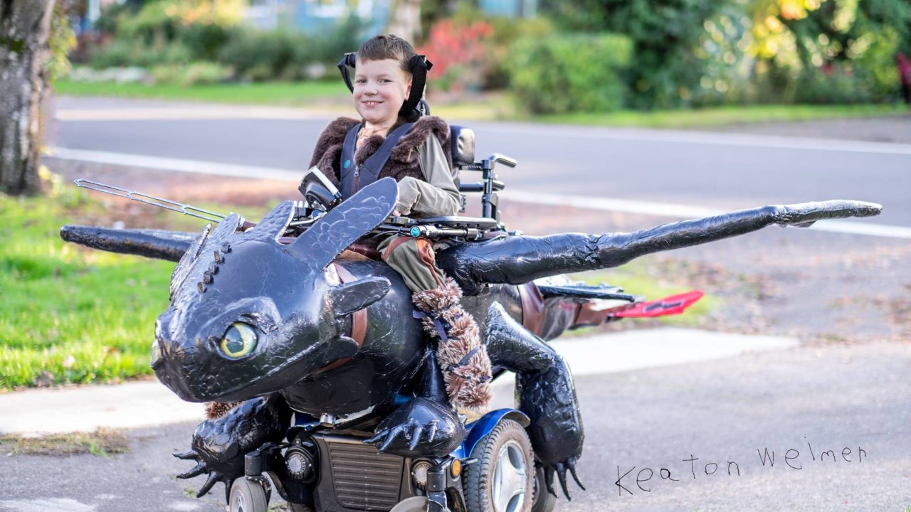 Vader maakt vetste Halloween outfits ooit voor kinderen in rolstoel