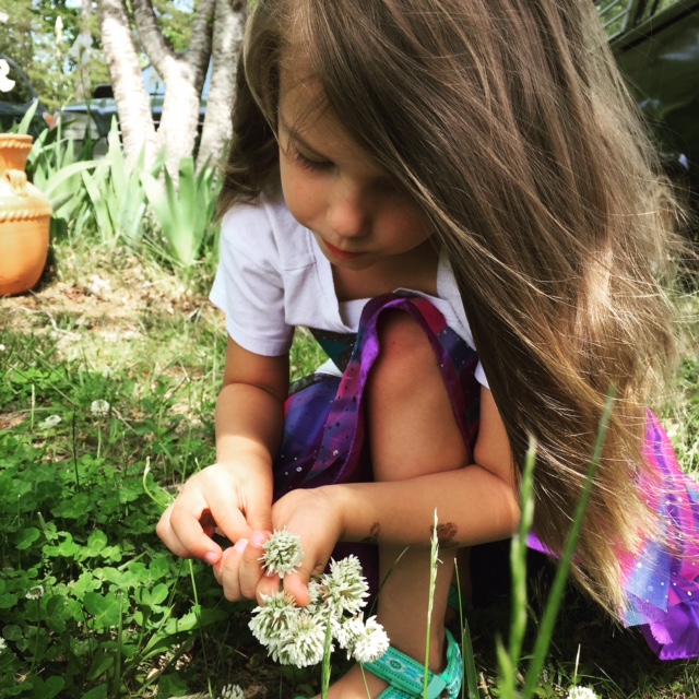 Ze wilde altijd al liever buiten zijn dan binnenshuis voor de T.V. of met speelgoed spelen. Ze leerde veel basisvaardigheden zoals tellen, vormen en kleuren door naar de planten en de natuur om haar heen te kijken.