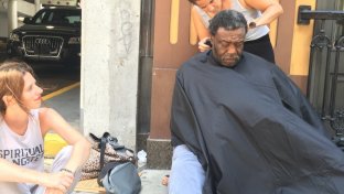 Ayudando a las personas sin hogar con un corte de pelo. Esto es #Phillystreetcuts