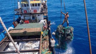 Hawaii group hauls in record 103 tons of trash from Pacific Ocean