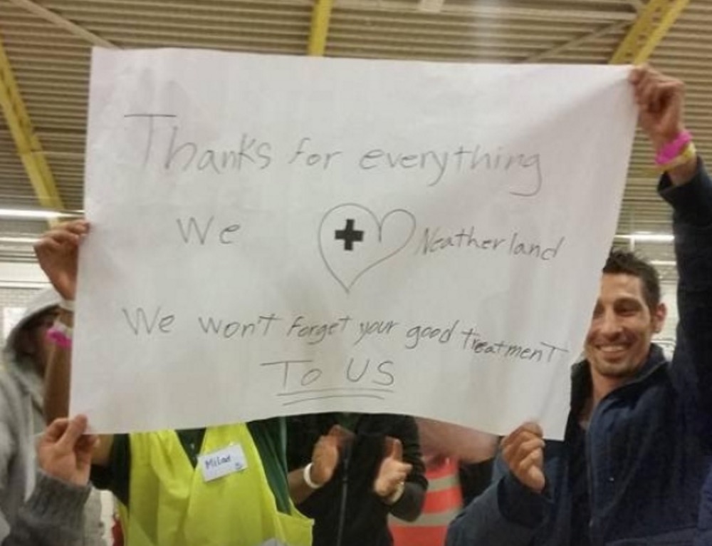 Na de tijdelijke opvang van 72 uur in Breda, hebben de vluchtelingen deze spandoek voor de vrijwilligers gemaakt.