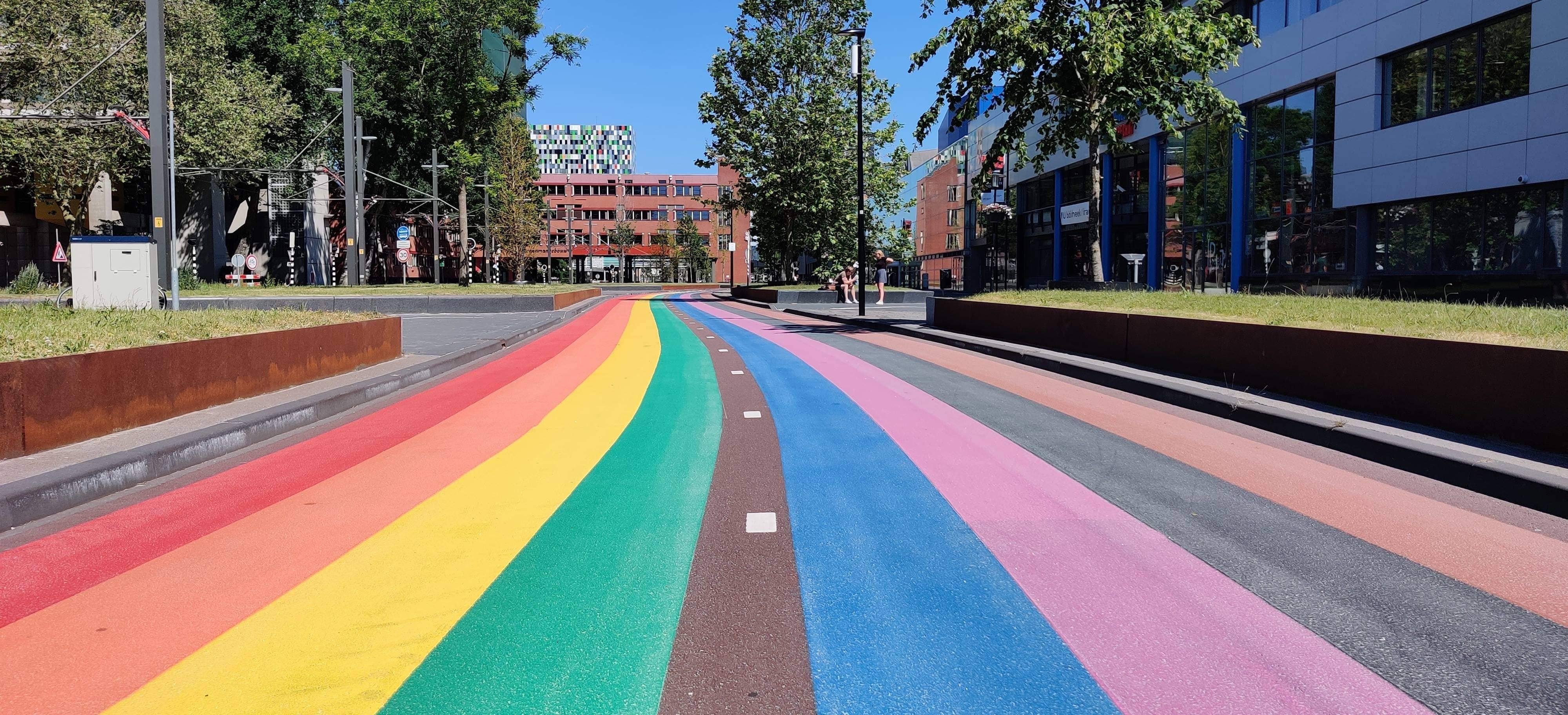 Aunque la bandera del arco iris aplicada al carril bici es un símbolo de la comunidad LGBTQI+, todas las partes implicadas quieren que el carril bici dé una señal de diversidad e inclusión en el sentido más amplio de la palabra.