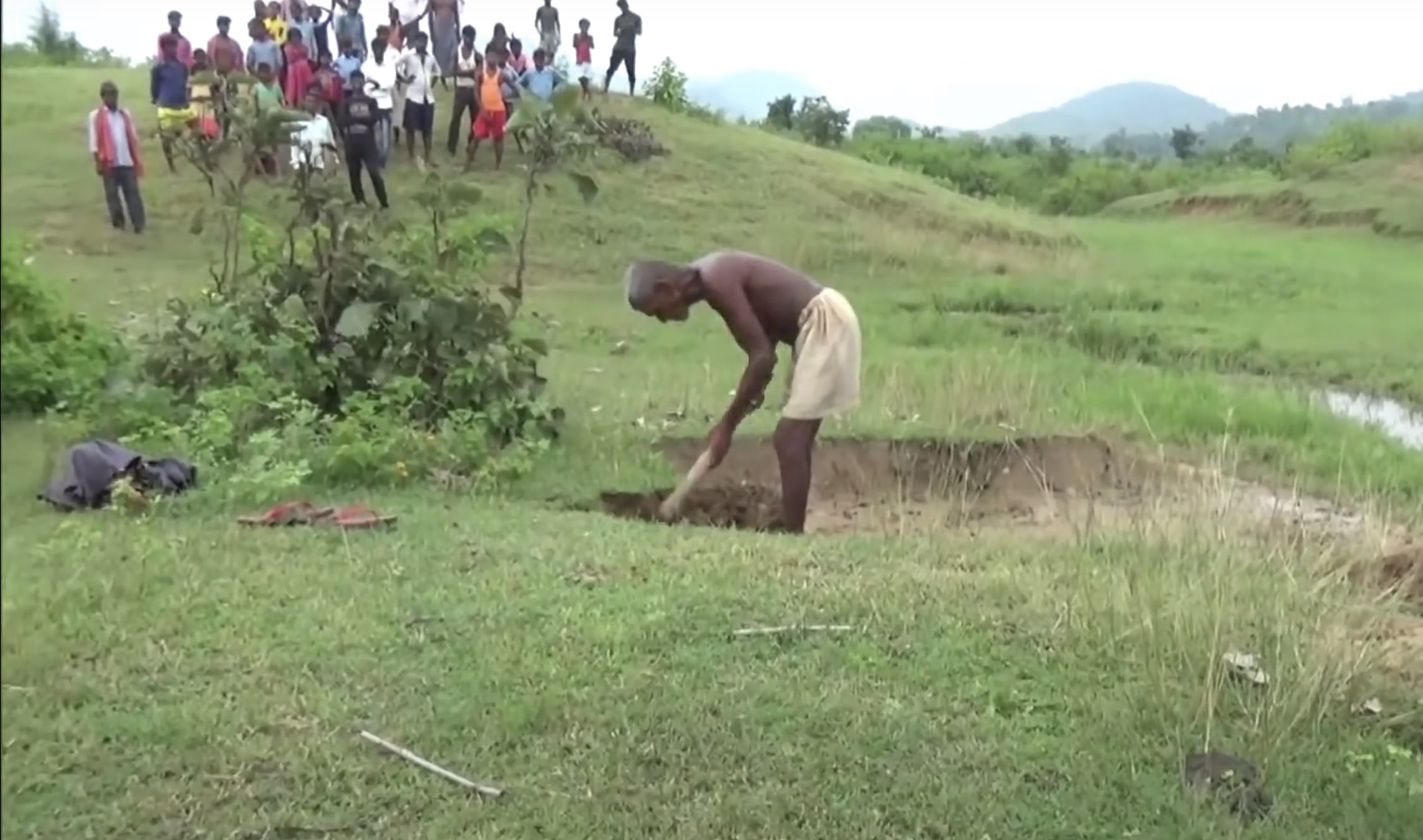 For years, Bhuiya headed out for the hills to dig every day – a feat reminiscent of the epic efforts of Dashrath Manjhi, another Dalit from Gaya, decades ago.