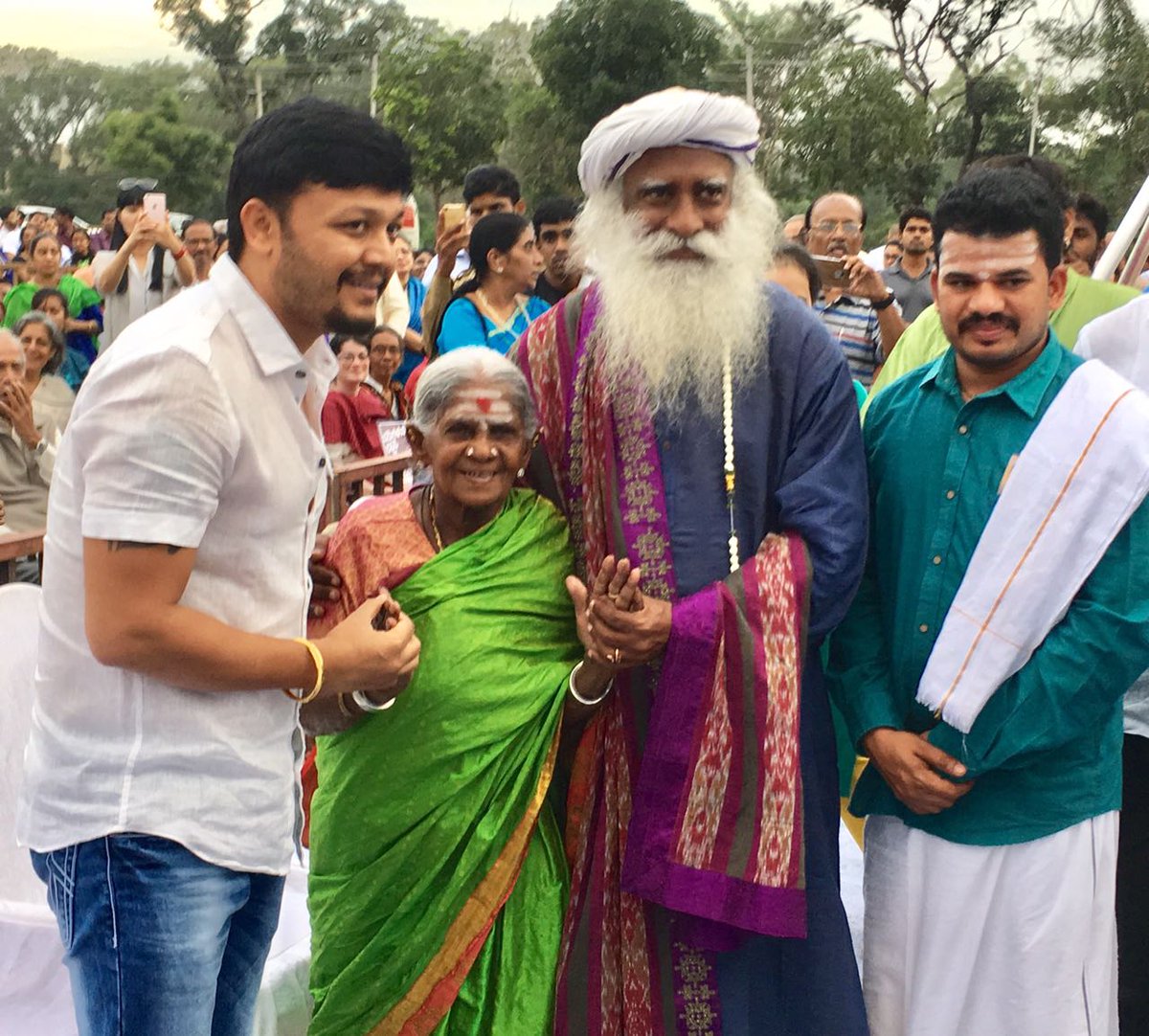 Saalumarada Thimmakka seen here with mystic, spiritual teacher and outspoken environmental activist, Sadhguru. Sadhguru is currently an advisor to the government on agricultural and forestry matters.