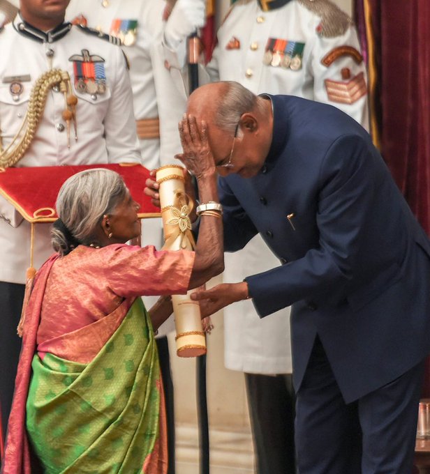 De president, Shri Ram Nath Kovind reikte de Padma Shri Award uit aan Saalumarada Thimakka, tijdens een Investituur ceremonie, in New Delhi op 16 maart 2019