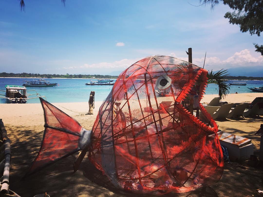 “Have you seen the only fish in Gilis that wants to be full of our plastic? ? He resides on the beach at @tapazgili waiting to collect all of the plastic bottles that people use once and need to throw away.