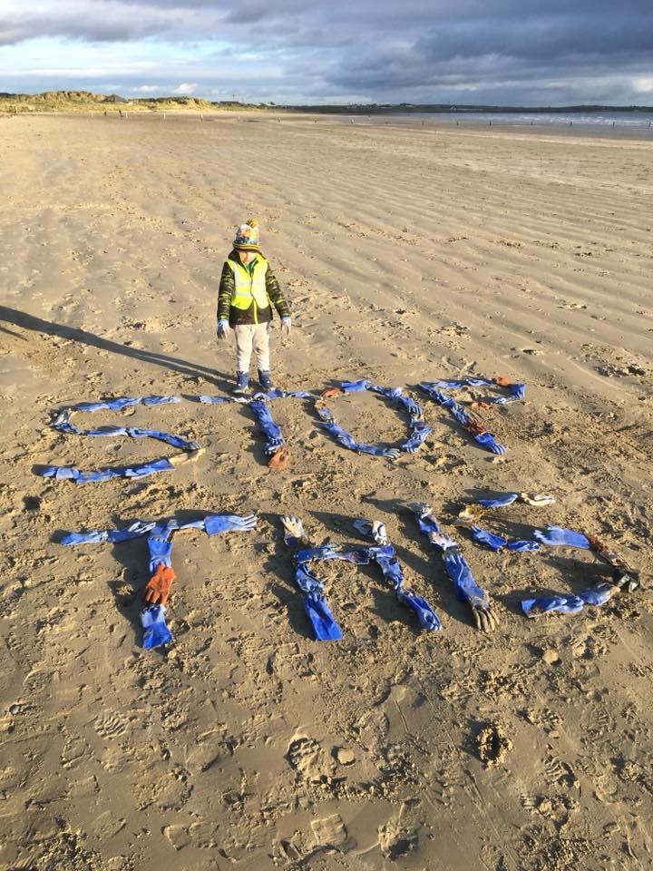 ‘Stop met het vervuilen van ons water met weggegooide handschoenen van vissermannen!! 84!! verzameld binnen nog geen uur op een klein stukje strand. Dit is niet oké!!'