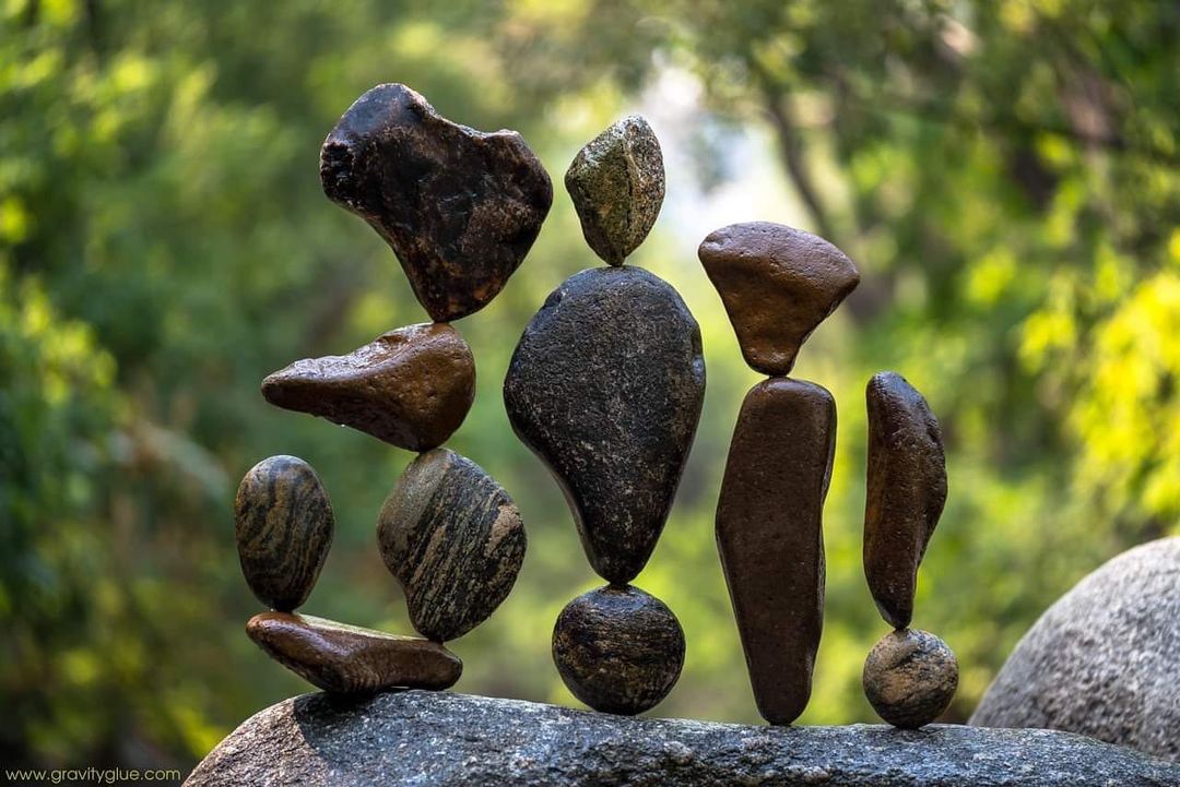 “Encuentro el punto de equilibrio buscando pequeñas vibraciones que viajan a través de las rocas cada vez que se tocan entre ellas. Cuando el equilibrio se consigue, lo llamo el punto cero, cuando siento intuitivamente que las piedras están intuitivamente equilibradas.