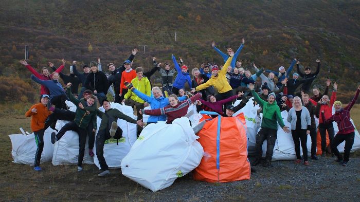 40 Norwegian Folk High School students from Alta spent one week picking trash at a local beach, gathering a total of 12,400kg