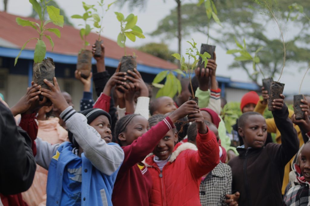 De foto is genomen tijdens een boomplantactie met Kijani Gang in een school in Kiserian. We leerden de kinderen hoe ze de bomen moesten planten. Shiru is een zeer actief lid van Kijani Gang, een groep jonge Kenianen die hun talenten en passies inzetten voor het behoud van de natuur en de wilde dieren.