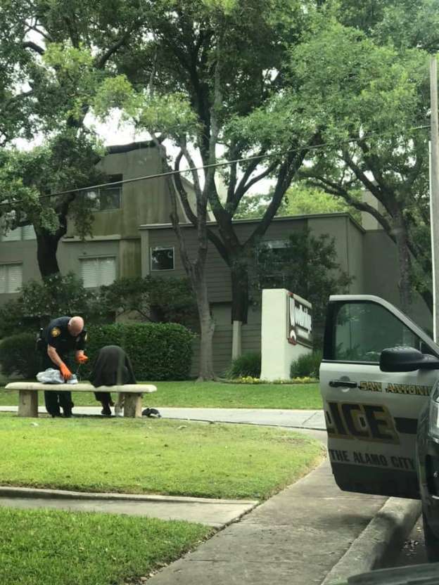 El oficial Knirlberger del SAPD ayudó a una persona que estaba en apuros comprando un par de zapatos y calcetines nuevos después de que se diese cuenta de que estaba durmiendo en un banco.