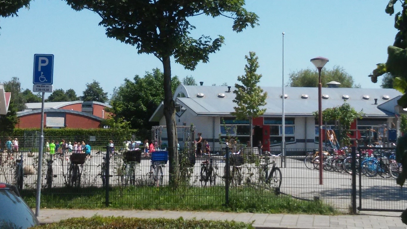 Een school zoals we die kennen in Nederland. Een groot verschil met de scholen in Nepal.