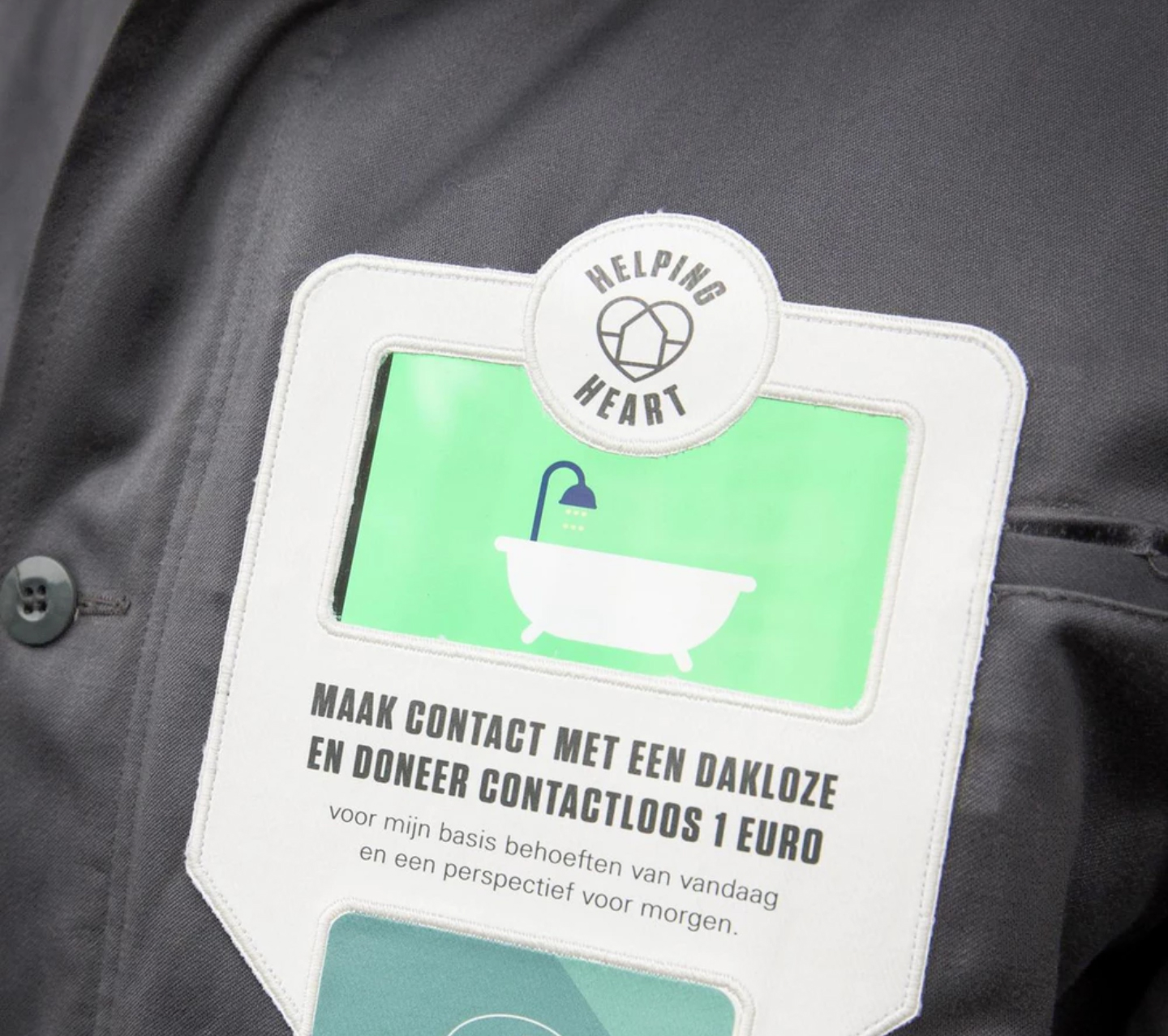 Wanneer je een dakloze deze badge ziet dragen, betekent dat dat je iets kunt doneren door je bankpas er tegenaan te houden.