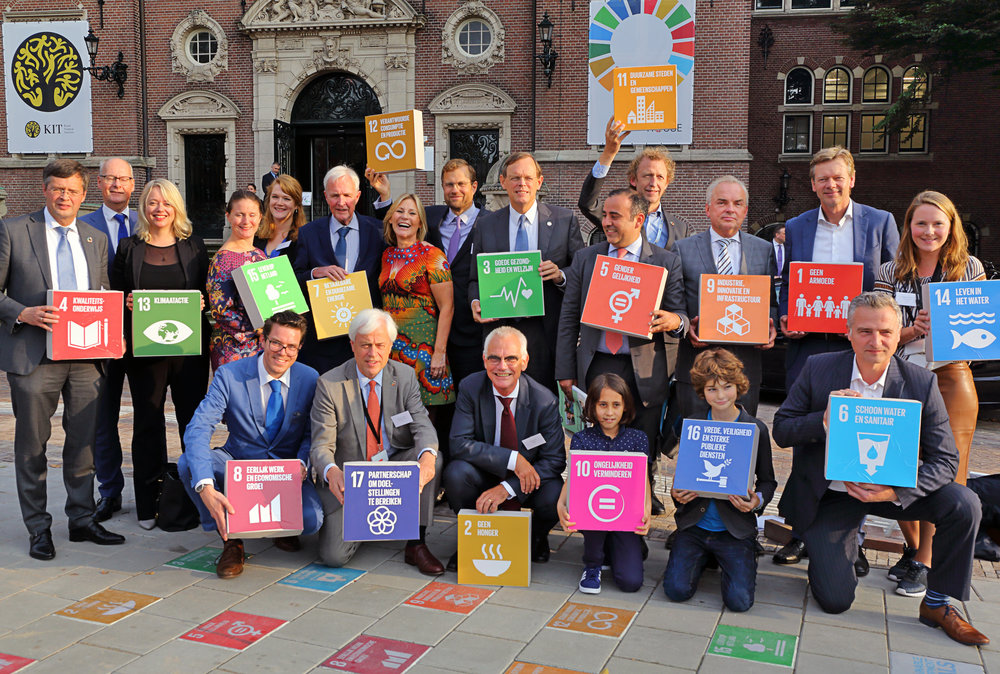 In 2013 stelden DSM, TruePrice en Worldconnectors het SDG Charter op. Veertig partijen, uit verschillende sectoren, tekenden het charter. In dat manifest staat beschreven hoe het bedrijfsleven en het maatschappelijke middenveld kunnen bijdragen aan de Duurzame Ontwikkelingsdoelen.