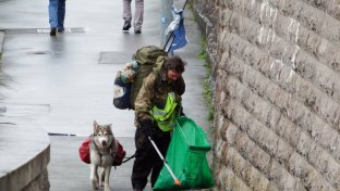 One man and his dog are walking the entire coastline of Britain, cleaning up the beaches as they go