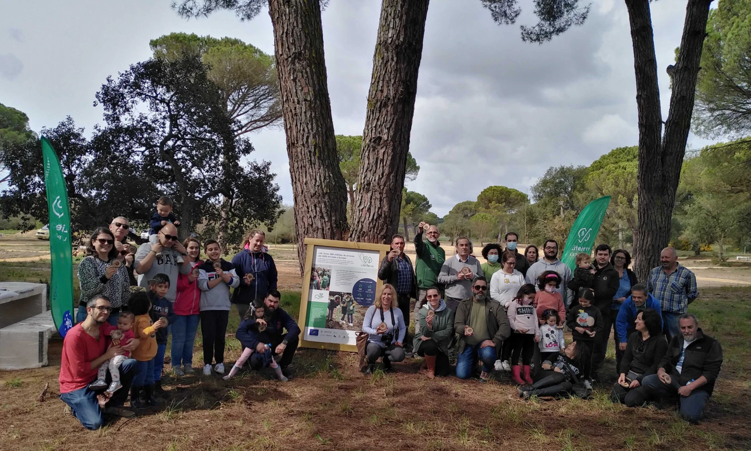 The Municipality of Benavente is preparing a new urban park that will improve the people´s connection with nature and a sustainable life. Sunday 13 March, Life Terra was there to help, prepare a comprehensive set of actions in climate and environment education and...  plant 15 trees together! Benavente is an ancient town in the Santarém district, near the fertile agricultural zone in the estuarine zone of the river Tagus, where we can also find surprisingly biodiverse cork oak “montados”. More photos ?