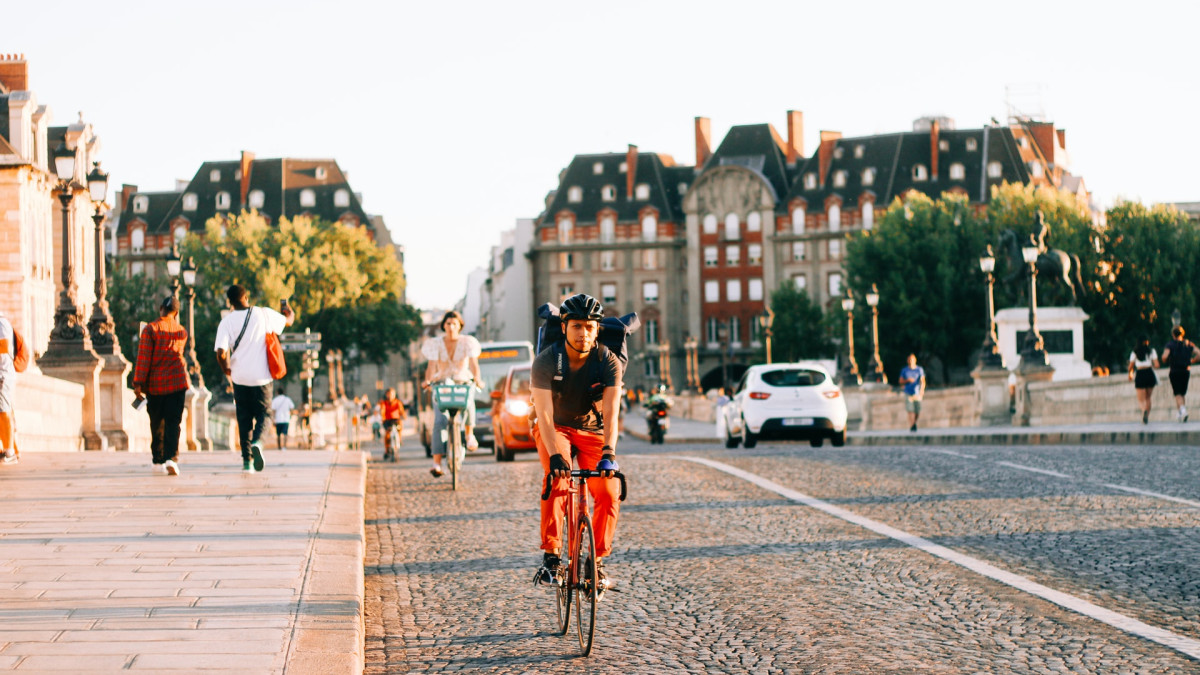 With the proposed development of new infrastructure, including large-scale implementation of secure parking solutions and strengthening of the cycling ecosystem, the 2021-2026 bike plan aims to make Paris a 100% cycling city.