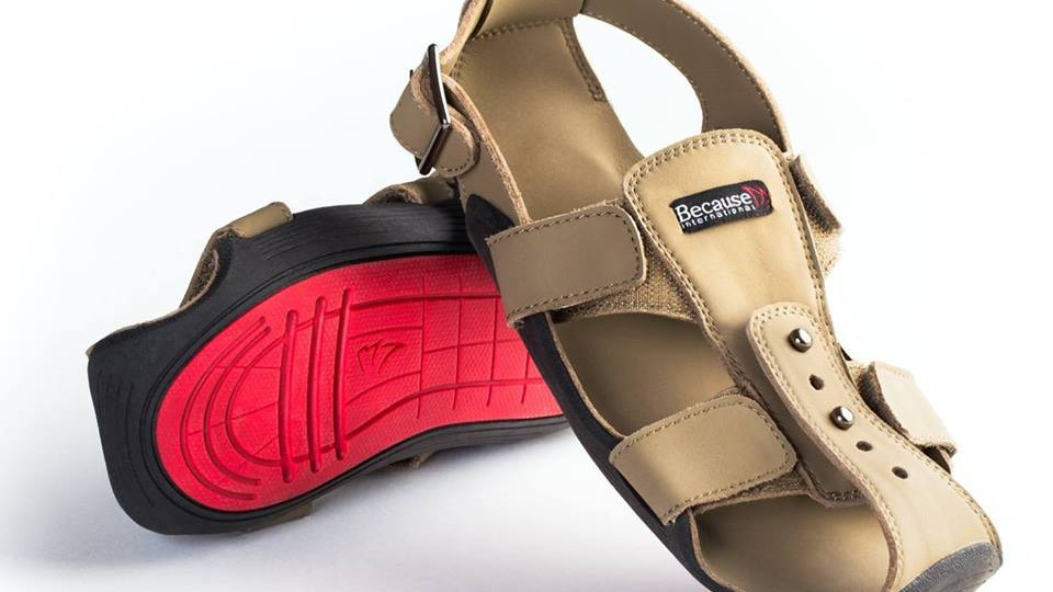 Con la habilidad de aumentar en cinco tallas hacia todas las direcciones, Shoes That Grow asegura que el niño tenga el pie protegido durante años.