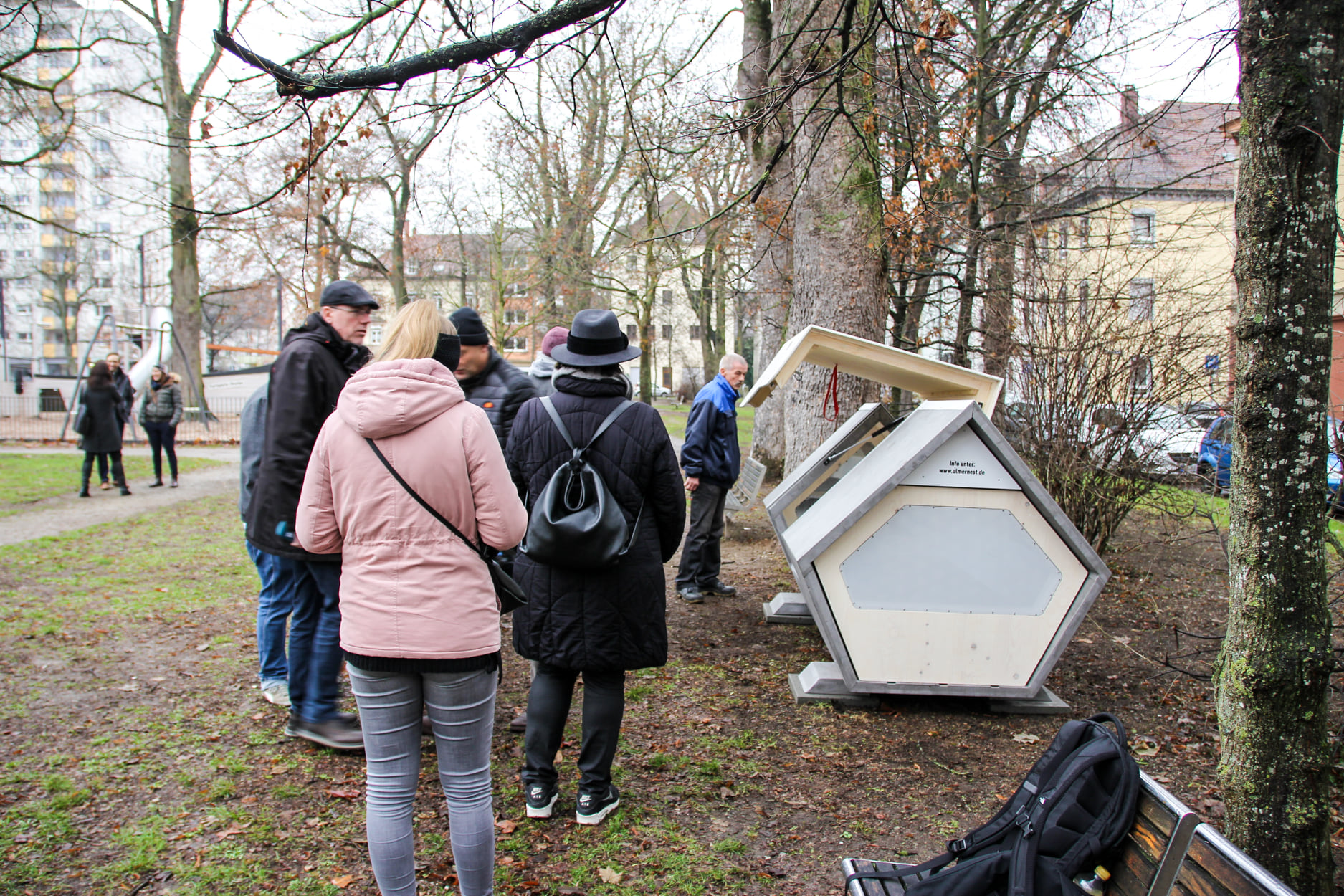 The form prototype was presented in two different places; to passers-by, to affected persons, and to those working in homeless assistance, whose first impressions and opinions were noted.