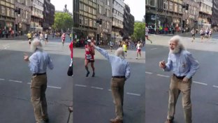Elderly man motivates Berlin marathon runners with coolest dance moves.