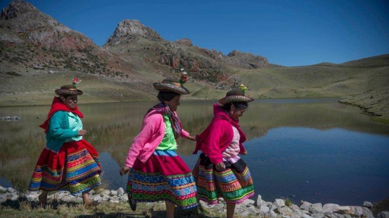 Peruvian sisters build artificial lagoons high in the Andes