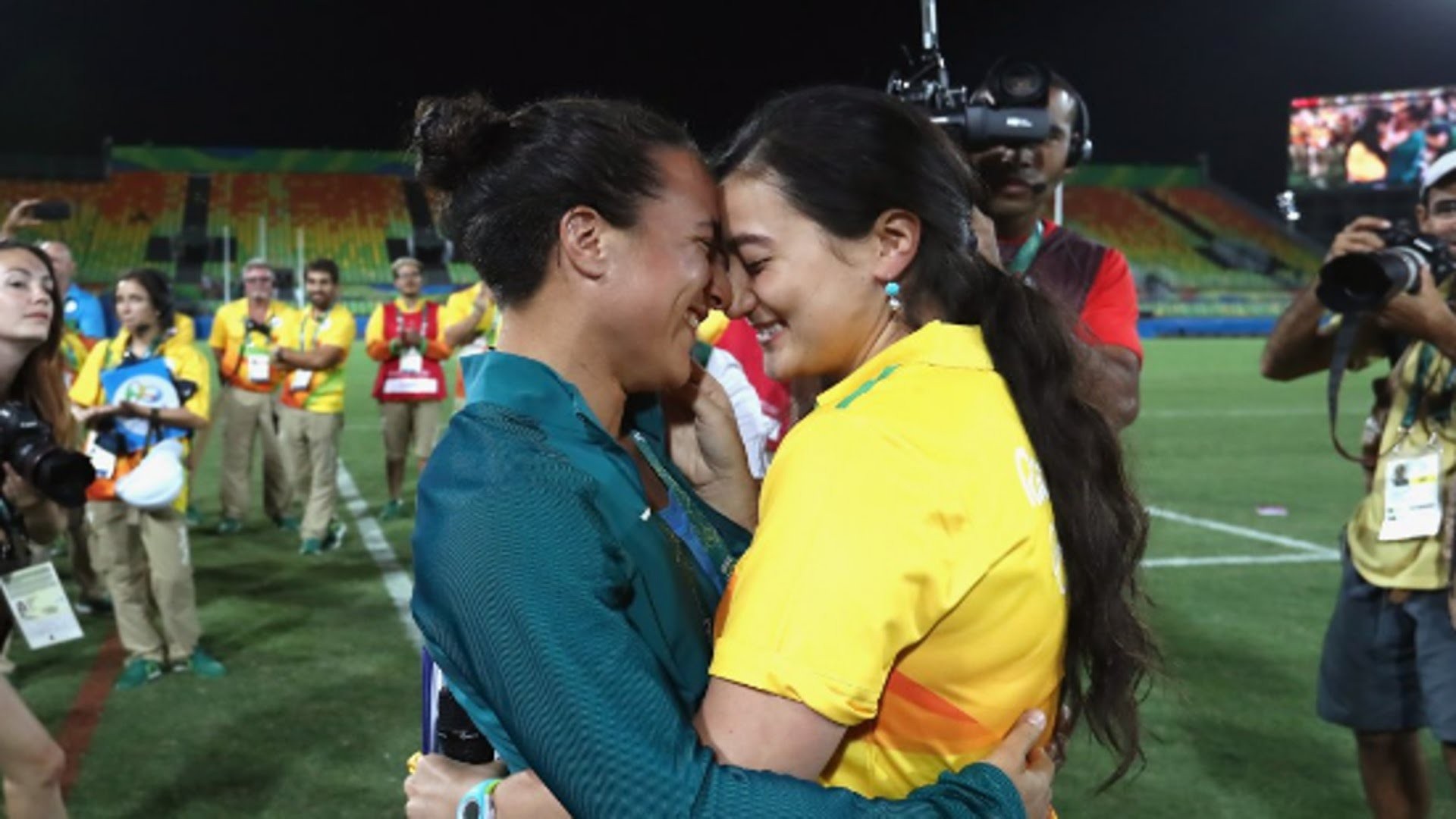 La voluntaria Marjorie Enya propone matrimonio a la jugadora de rugby Isadora Cerullo de Brasil en el Deodoro Stadium.