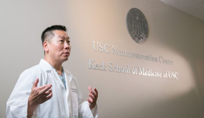 Dr. Charles Liu, die het team leidde dat de behandeling uitvoerde