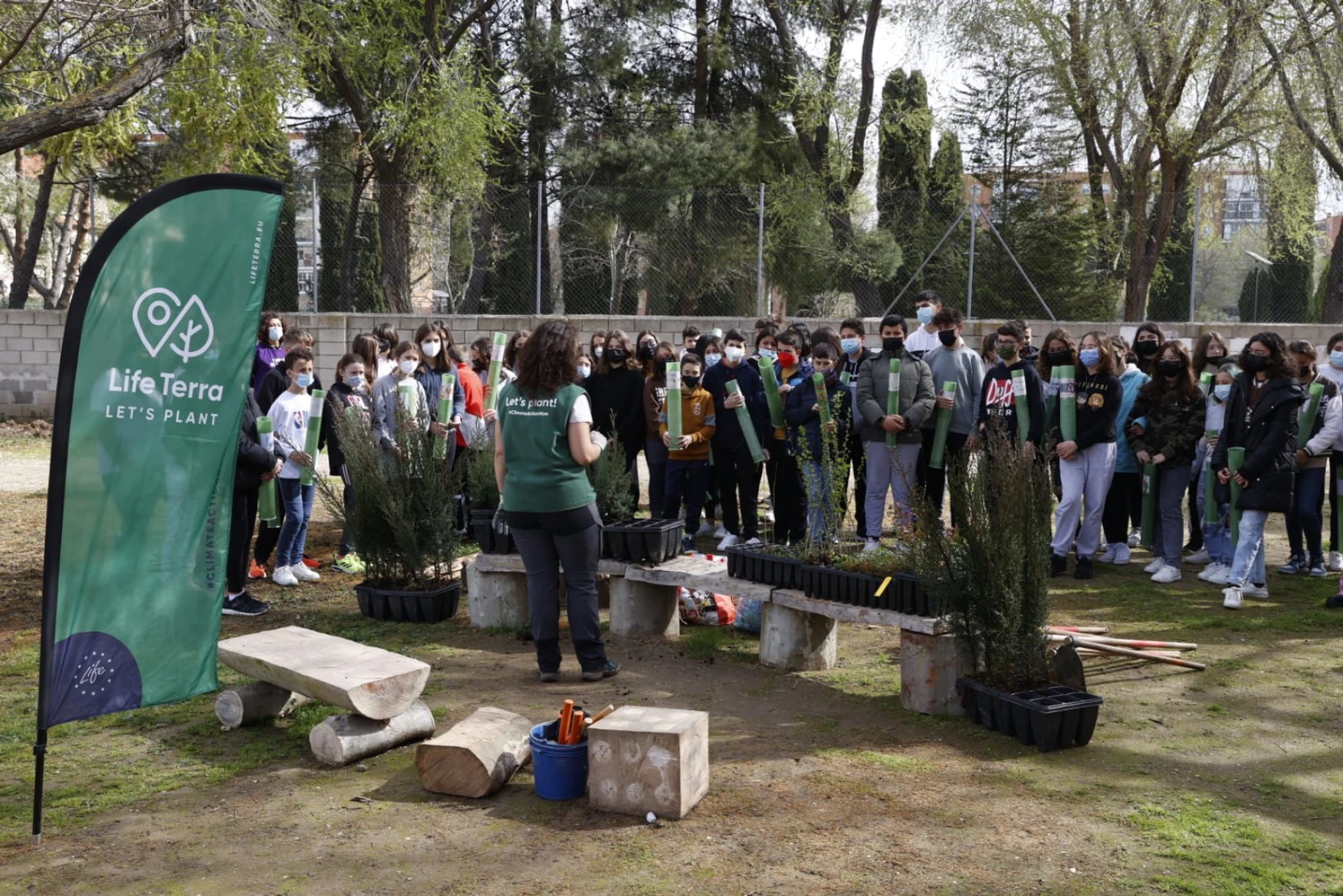On Monday 28 March, the Life Terra team carried out a planting event in the schoolyard of the high school IES Alonso Quijano with the collaboration of 