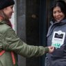 El abrigo PIN permite que las personas sin hogar puedan recibir dinero mediante ?