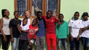Abre su propia casa de acogida en Tanzania y ya cuenta con 14 chicos bajo su techo
