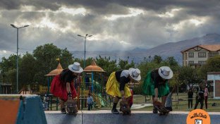 Este grupo boliviano fusiona las cholitas tradicionales con el mundo del deporte en Imilla Skate