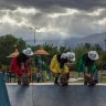 Este grupo boliviano fusiona las cholitas tradicionales con el mundo del deporte en Imilla Skate