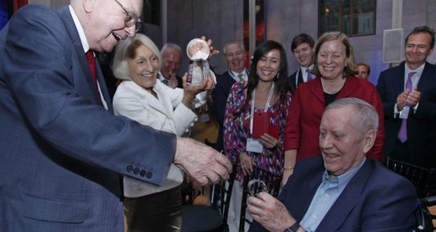 Warren Buffett en Chuck Feeney (right) bij de prijsuitreiking waar de Iers Amerikaanse zakenman de Forbes 400 Lifetime Achievement Award ontving.