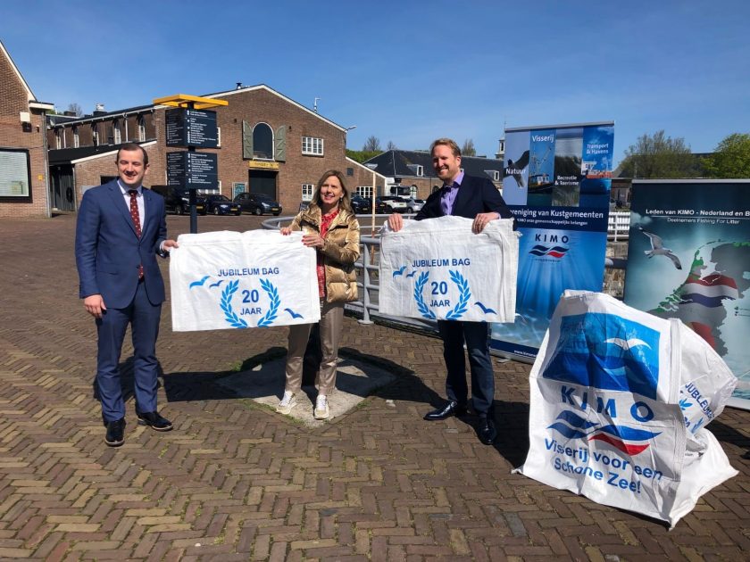 KIMO Netherlands and Belgium’s president, Sebastian Dinjens, and executive secretary, Mike Mannaart, passed the special edition ‘Big Bag’ from the local level to national level by handing it to Dutch Minister of Infrastructure and Water Management, Cora van Nieuwenhuizen.
