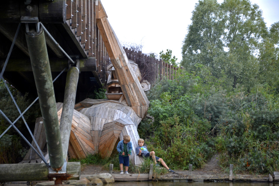 Oscar unter der Brücke ist aus den Holzresten einer Wassermühle und kaputte Paletten lokaler Betriebe gebaut. Er trägt den Namen eines Künstlers aus Chile, der bei Thomas zu Besuch war und während seines Aufenthalts Thomas bei der Bau der Skulptur geholfen hat.