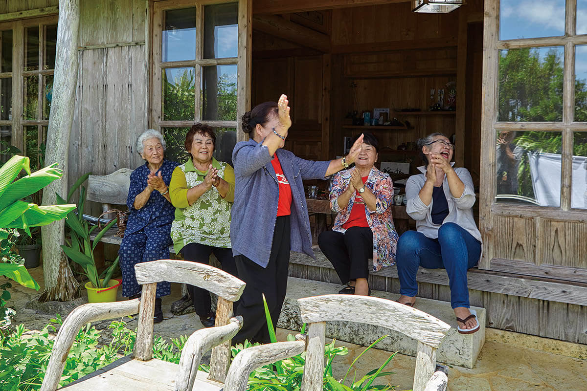 There are many factors that are thought to support the longevity of Okinawans; especially the subtropical marine climate of the islands, which is warm and stable year round; its diverse environment, from beautiful seasides to lush forests, stony karsts, and other natural features; the healthy eating habits and mindset born from island culture.