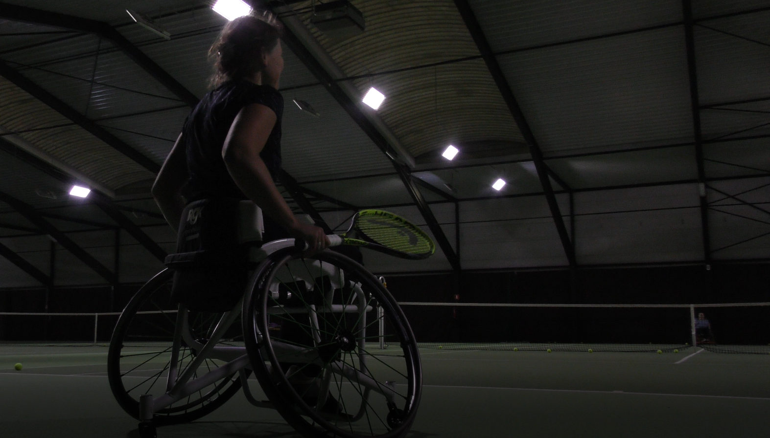 Ze bieden rolstoeltennis aan; er is een trainer die gespecialiseerd is in het trainen van mensen in een rolstoel, er is een rolstoel lift en er zijn sport rolstoelen beschikbaar.