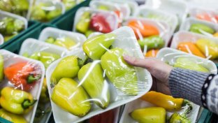 Entran en vigor en Francia leyes contra el uso del plástico para embalar frutas y verduras
